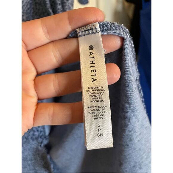 Athleta Breezy Scoop V-Neck Tee Shirt Blue Leopard Print Small - Picture 6 of 9